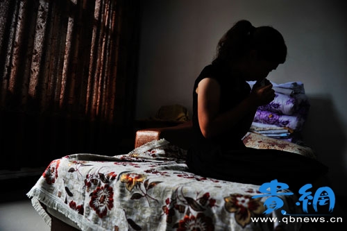 講述當(dāng)時(shí)的情景，周琴泣不成聲